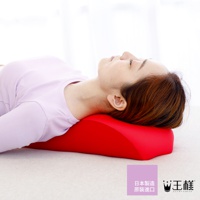 紅色弧形舒背拉伸枕，中間凹陷，兩側隆起，適合頸部支撐。