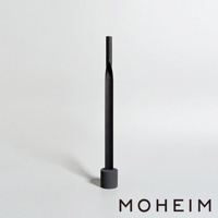 一支黑色長柄鞋拔，末端有圓柱形底座，整體呈現簡約設計風格，材質為金屬。