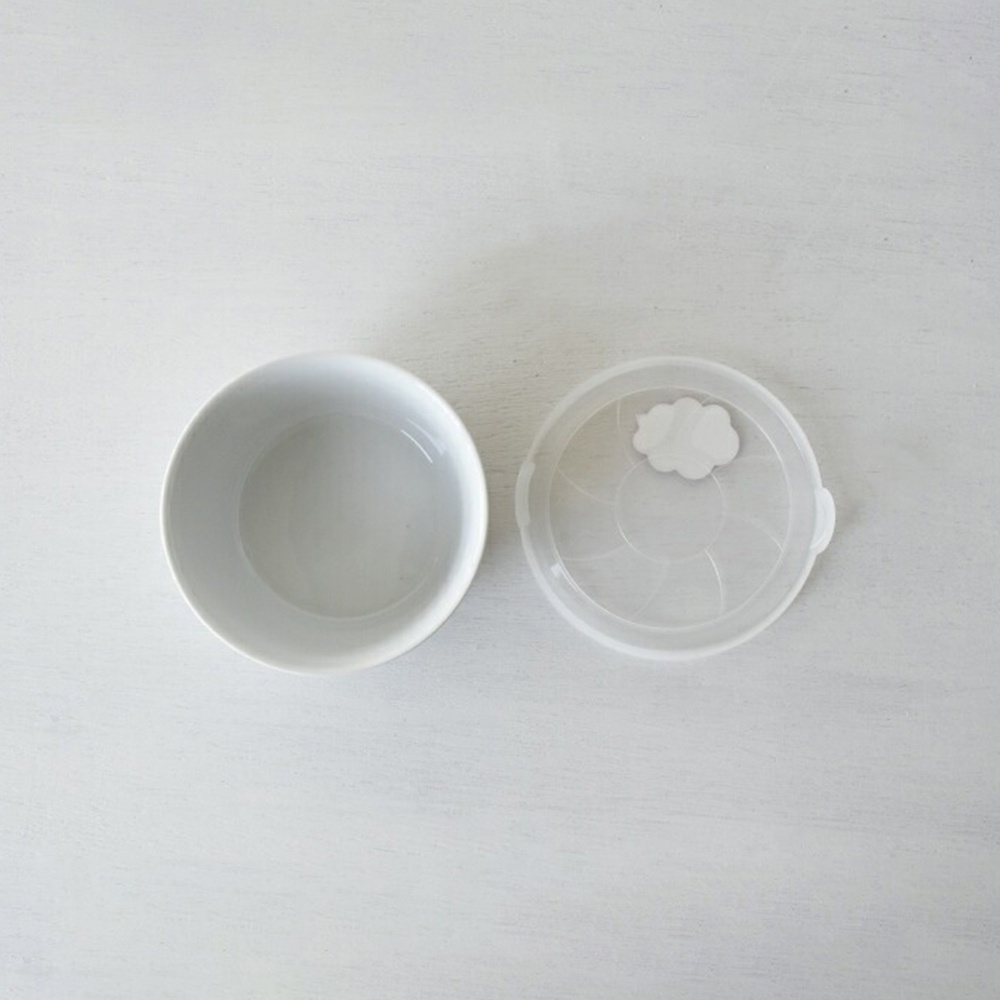 白色陶瓷微波小碗，附帶一個透明圓形塑膠蓋，蓋子中央有一個白色雲朵造型的標籤。