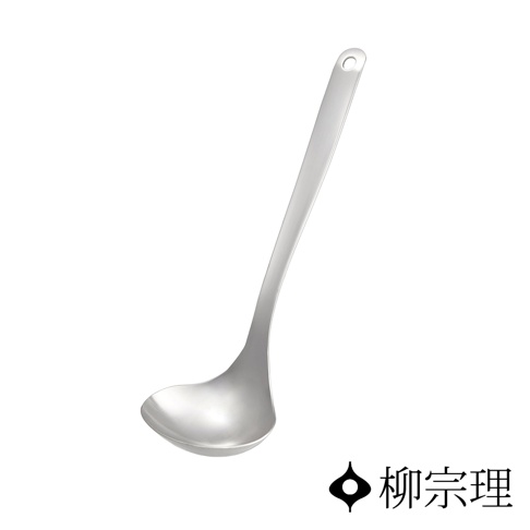 柳宗理不鏽鋼湯勺，外觀為銀色金屬質感，勺面設計流暢圓潤，長柄末端設有懸掛孔，右下角配有柳宗理品牌標誌，整體造型簡約優雅。