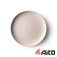 CouLeur 美濃燒圓形餐盤，淺米色，簡約素雅，陶瓷材質，直徑約 25 公分，邊緣帶有細緻的金色線條。