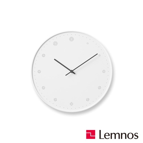 白色圓形時鐘，錶盤上有黑色時針和分針，以及黑色點狀時標和六個裝飾性圓圈圖案。