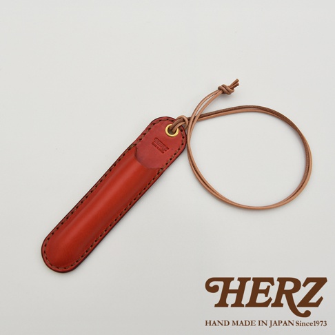 HERZ 職人手作皮革掛繩筆套，採用經典紅棕色皮革，搭配細緻縫線與金屬掛環，附有皮質掛繩，可收納單支筆。