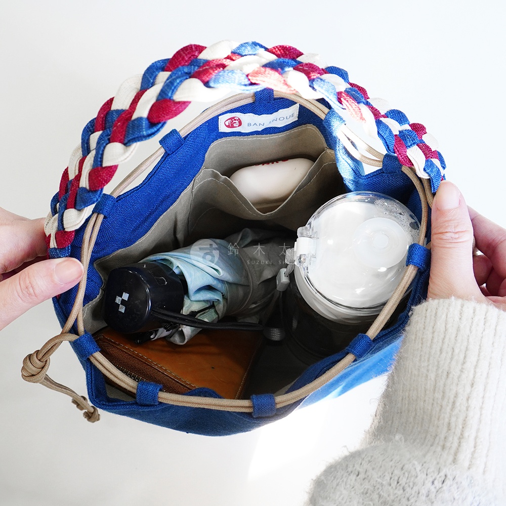 BAN INOUE 麻花辮束口手提包，內部有水壺、雨傘和錢包