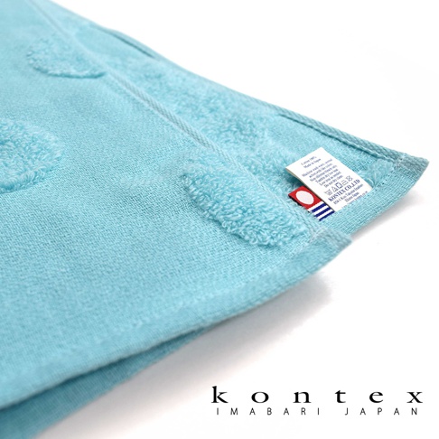 淺藍色無撚紗質地浴巾，織有水玉點點圖案，觸感柔軟，帶有品牌標籤，標示「kontex imabari japan」。