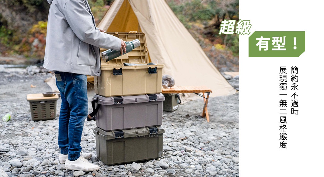 堆疊的 Starke-R 進化超級箱，由淺卡其色、灰色和軍綠色組成，箱子具有黑色扣環和提把，材質為堅固的塑膠，適合戶外使用。