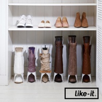 白色可調節長靴收納支架，支撐著不同顏色和材質的長靴，包括白色、紫色、米色和棕色系，支架材質為白色塑膠。