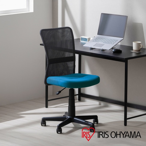 一張黑網背藍色座墊的辦公椅，放在黑色桌子旁，桌上有筆記型電腦、滑鼠、馬克杯和鬧鐘。