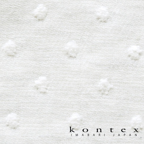 白色無撚紗質地，表面佈滿立體水玉點點織紋，材質輕柔透氣。