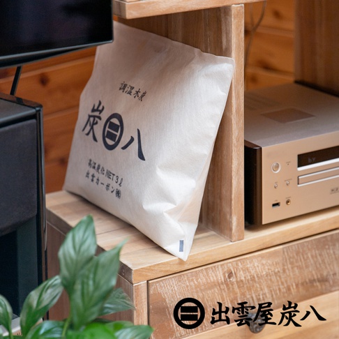 車內專用方形調濕木炭，裝在淺色紙袋中，印有黑色日文標誌和文字，內容包含「調濕木炭」、「炭八」及「高活化炭 NET 3L」。