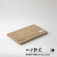 ECOR 天然系人字紋有機棉毛巾，米棕色，材質為有機棉，觸感柔軟，紋理細緻，邊緣有品牌標籤。