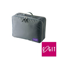 一個深灰色、方形的旅行收納袋，採用尼龍材質，配有兩個銀色拉鍊頭和一個同色系提把。袋面上有一個紫色的小標籤，印有白色字樣。