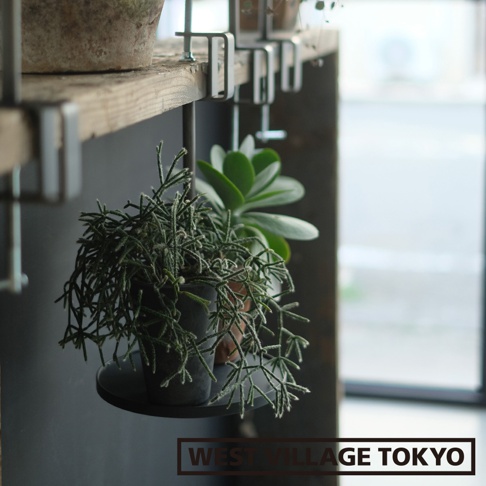 鐵製可夾式小物高低桌，以金屬夾固定於木質層板，懸掛著兩個盆栽，其中一個為枝條細長的綠色植物，另一個為肥厚葉片的綠色植物，整體呈現簡約自然風格。