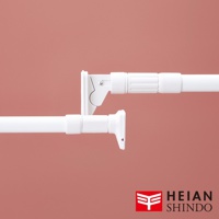 兩支白色兩段式強化伸縮桿，一端有固定支架，另一支伸展中，展示可調節長度的設計。