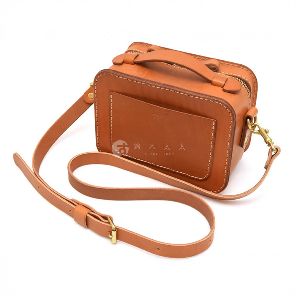 日本HERZ職人手作皮革兩用迷你小方包，顏色為棕色，採用硬皮革材質，配有可拆卸調整的肩背帶。