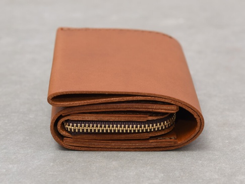 職人手作皮革Organ雙折迷你短夾，自然棕色皮革，呈現精緻車縫線與復古黃銅拉鍊，設計簡約實用。