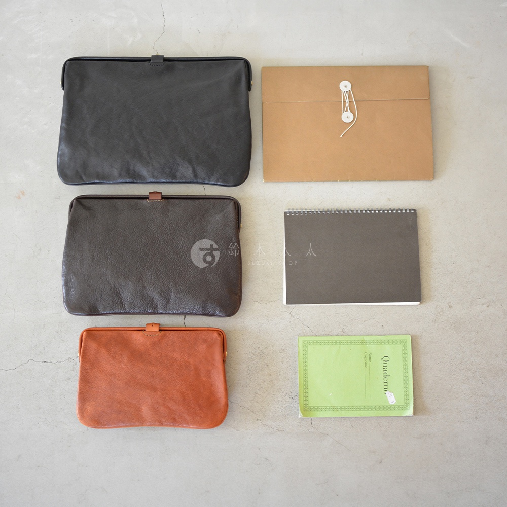 職人手作皮革Organ手拿包 G-38，展示黑色、深棕色、橘棕色三種顏色，皮革材質，簡潔的設計，搭配金屬開合。