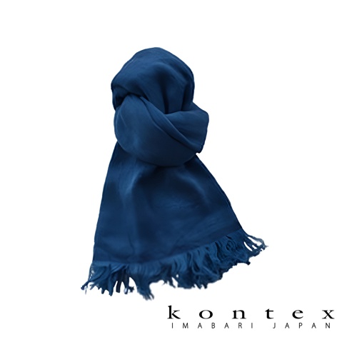 深藍色微透輕柔羊毛棉質混紡絲巾，帶有流蘇邊飾，圍繞打結。