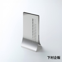 不鏽鋼直立刀具收納架，銀色金屬材質，表面有方形縷空設計，底部為彎曲造型，可穩固站立。