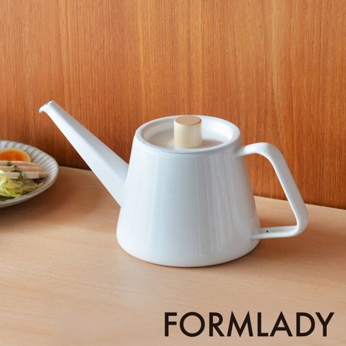 白色琺瑯咖啡壺，配有木質壺蓋和手柄，壺嘴細長，適合手沖咖啡。
