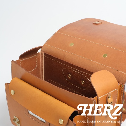 HERZ手作皮革橫式書包，特寫內部構造，展示精緻縫線與金屬釦件