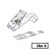 透明塑膠材質製成的雙頭萬用掛式小物夾，一端為夾子設計，另一端為掛鉤，整體呈透明無色，帶有金屬彈簧。