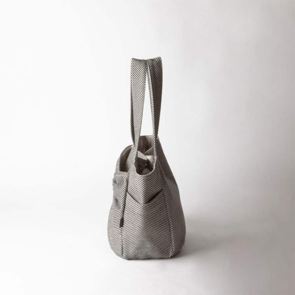 三河木綿刺子織布製成的灰色托特包，帶有簡約的蝴蝶結設計和雙提把。