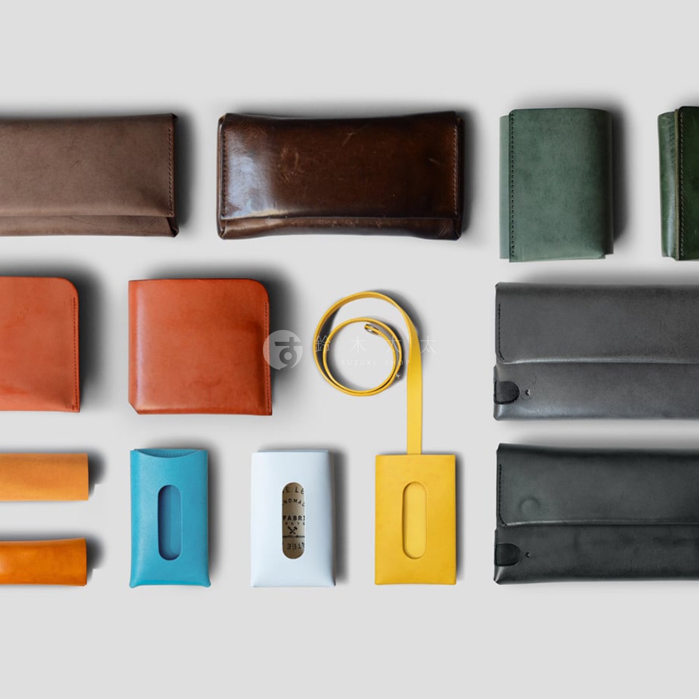 多款簡約皮革錢包和卡片收納包，包含卡其色、棕色、綠色、灰色和黃色等。
