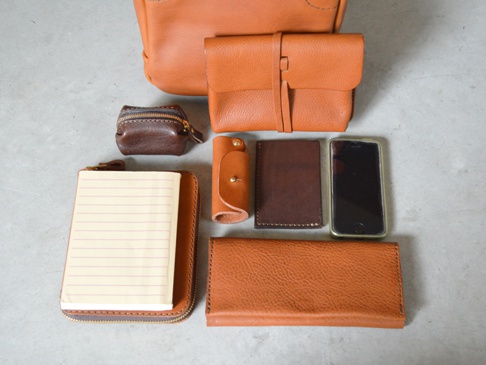 Sサイズ収納例:文庫本、ブックケース(GS-37-S)、紙風船ポーチ(GS-38-S)、小物入れ・ポーチ(GS-3-M)、ギボシ留め縦型キーケース(GS-23)、縦型パスケース(GS-24)、iPhone、長財布(GS-17)