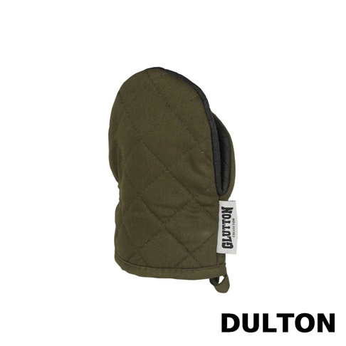 橄欖綠色的 DULTON GLUTTON 系列耐高溫防滑隔熱手套，表面呈現菱格紋縫線設計，側邊附有印著品牌名稱的白色布標，下方設有方便懸掛的掛環，整體呈現簡約實用的風格。