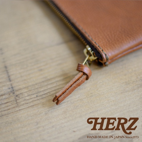 職人手作皮革Organ拉鍊式小物收納袋，淺棕色皮革，附有同色皮革拉繩，金屬拉鍊。