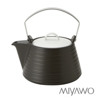 IH系列陶土茶壺，容量2公升，外觀為深灰色，帶有橫向紋理，搭配白色壺蓋和圓形提鈕，以及不鏽鋼提把。