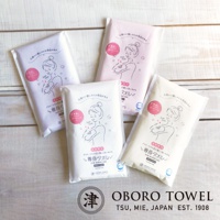 四款三層紗專身潔膚巾，分別為白色、淺粉色、淡紫色和米白色，包裝上印有女性沐浴的簡約線條畫。