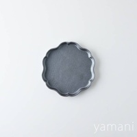 深灰色美濃燒花型甜點盤，表面有細膩的紋理，邊緣呈波浪狀，適合盛裝點心。