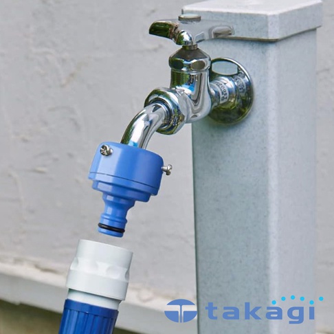 藍色塑膠四角形出水口轉接頭，連接至銀色金屬水龍頭，下方連接白色及藍色軟管。