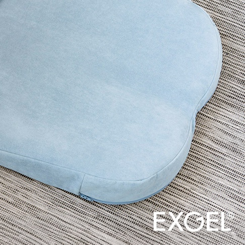 THE OWL Highest 貓頭鷹進階款坐墊，此為淺藍色款，擁有絨毛感的柔軟材質，坐墊邊緣有拉鍊設計。