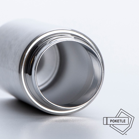 銀色不鏽鋼材質的口袋保溫杯，特寫杯口內部，呈現金屬光澤和螺紋細節。