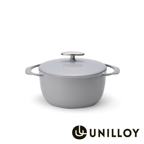 一個淺灰色的琺瑯鑄鐵鍋，配有同色系的鍋蓋和銀色提把，鍋蓋中央有一個銀色圓形提鈕，上面印有品牌標誌。