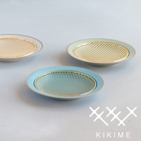 三款美濃燒瀝油餐盤，分別為淺藍色、淺綠色和米白色，盤面均有金色網狀瀝油架，整體呈現簡約質感。