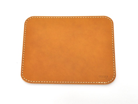 職人手作皮革滑鼠墊板 (KZ-70)，淺棕色皮革，白色縫線，右下角有「HERZ」品牌標誌。