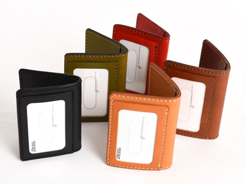 職人手作皮革三面雙折票券收納夾，展示黑色、橄欖綠、紅、棕色等不同顏色，均為皮革材質，設有透明票夾，可收納票券與證件。