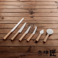 一套包含麵包刀、其他各式刀具及披薩滾輪的廚具，刀刃為不鏽鋼材質，手柄為木製，擺放在木紋背景上。