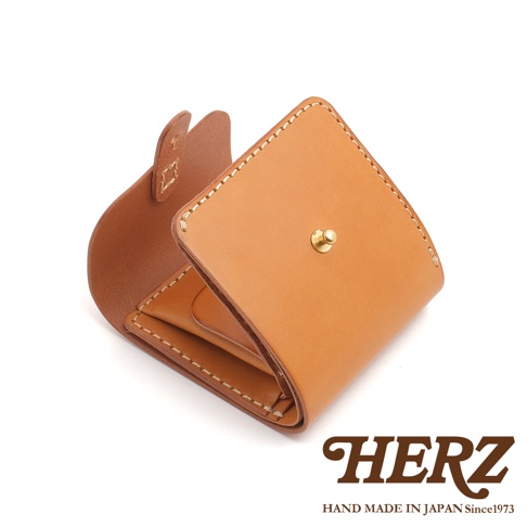 淺棕色皮革製作的二折式短夾，外觀有原子釦，內層皮革顏色較深，縫線明顯。