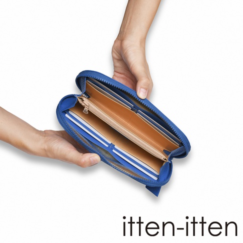 itten-itten 品牌藍色皮革長夾，由雙手撐開展示內部，有卡片夾層和拉鍊零錢袋