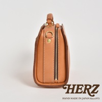 職人手作皮革兩用方形單肩包 CW-9，展示為天然棕色，採用高品質皮革製成，側面帶有拉鍊開合及金屬扣環，整體結構紮實，設計簡約。