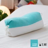 王樣の糖果枕，此為長條形抱枕，上半部為淺藍色絨毛材質，下半部為白色絨毛材質，兩側有白色細繩束口設計。