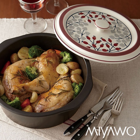 IH系列7號耐溫差洋風陶土湯鍋，鍋身為深棕色陶土材質，內盛烤雞、馬鈴薯、花椰菜等食材。鍋蓋為白色，飾有紅彩銀葉圖案，邊緣為紅褐色。