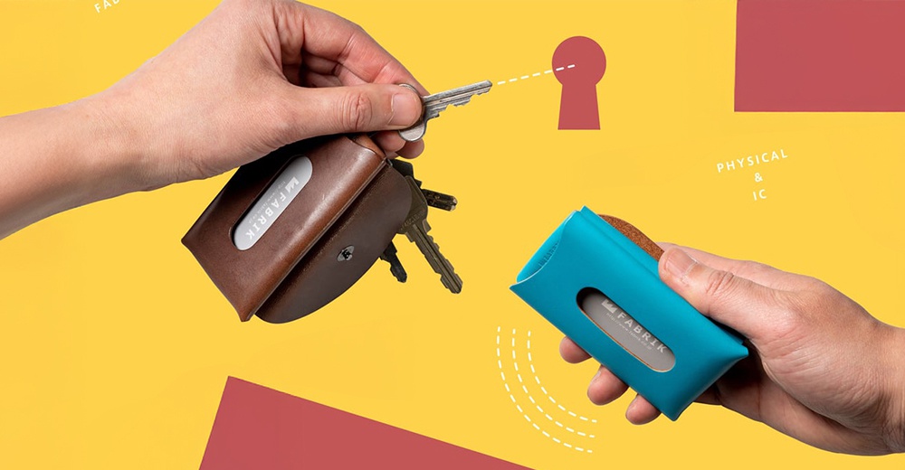 FABRIK 皮革卡片鑰匙收納包，一只手正在遞出鑰匙包，另一只手拿著藍色的卡片收納包，背景為黃色。