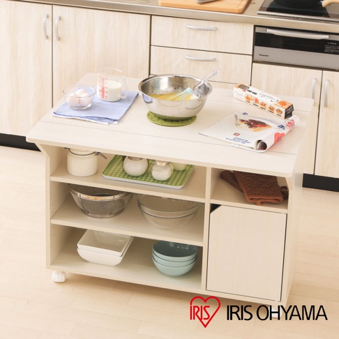 淺木色四層置物收納推車，附有輪子，層架上擺放著打蛋盆、量杯、雞蛋、雜誌、鍋碗瓢盆和衣物。