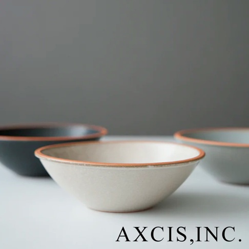 三個素燒陶瓷沙拉碗，分別為淺米色、淺灰色和深藍色，碗口邊緣帶有陶土原色，簡潔百搭。